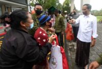 Presiden Jokowi membagikan sembako kepada masyarakat sekitar istana Tampaksiring. (Dok. Biro Pers Sekretariat Presiden/Lukas)