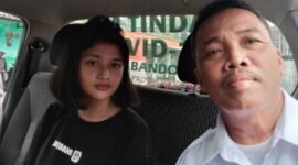 Anak perempuan yang diduga mencuri sepeda motor di Magelang. (Instagram.com/@_yusufmuhammad_)