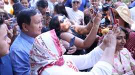 Ketua Umum Partai Gerindra Prabowo Subianto saat bersama Masyarakat. (Facbook.com/@Prabowo Subianto)
