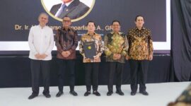 Syamsi Hari Ketua BNSP Saat Menyerahan Sertifikat Kompetensi GRC Tingkat Utama (GRC for Executives) ke Menteri Bappenas, di kantor Bappenas, Senin (27/11/2023). (Doc.Ist)