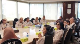 LINGKARNEWS.COM - Kustodian Sentral Efek Indonesia (KSEI) dan Perkumpulan Profesi Pasar Modal Indonesia (PROPAMI) menyelenggarakan pertemuan audensi yang dihadiri oleh Dirut KSEI, Samsul Hidayat, dan Ketum PROPAMI, NS Aji Martono beserta jajaran pengurus DPP, Jakarta (22/1/24).  Pertemuan ini bertujuan untuk membahas potensi kerja sama dan kolaborasi antara kedua lembaga yang berperan penting dalam mengembangkan pasar modal Indonesia.  Dirut KSEI, Samsul Hidayat, memimpin pertemuan dengan membuka sesi pemaparan tentang ruang lingkup kerja dan produk yang ditawarkan oleh KSEI.  Penjelasan ini memberikan wawasan mendalam mengenai peran KSEI dalam mendukung ekosistem pasar modal di tanah air.  NS Aji Martono, Ketum PROPAMI, menyampaikan rasa bangganya karena PROPAMI diberi kesempatan untuk berdialog dan berkolaborasi dengan KSEI.  Ia juga memperkenalkan kepengurusan baru PROPAMI serta menyatakan kesiapan untuk bersinergi dalam berbagai program yang dapat menguntungkan kedua belah pihak.  Pemaparan yang tak kalah menarik adalah rencana pendirian badan-badan otonom baru di bawah naungan PROPAMI.  Badan Kajian Strategis, Badan/Lembaga Filantrofis (PROPAMI CARE), dan Badan yang berkaitan dengan hukum dan advokasi menjadi fokus utama yang akan dikerjakan oleh PROPAMI.  Program-program inovatif lainnya juga turut dijelaskan sebagai bagian dari komitmen PROPAMI dalam mendukung perkembangan pasar modal Indonesia.  Pertemuan penuh interaksi dan pemikiran ini juga dimeriahkan oleh diskusi antara KSEI dan PROPAMI.  Dialog yang terbuka dan konstruktif menciptakan suasana akrab, di mana ide dan gagasan untuk meningkatkan kinerja pasar modal menjadi fokus utama pembahasan.  Melalui pertemuan audensi ini, harapan untuk terwujudnya kerja sama yang lebih erat dan sinergis antara KSEI dan PROPAMI semakin memperkuat fondasi kemajuan pasar modal Indonesia ke depannya.