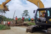 Luapan air yang merendam pemukiman warga, sedikitnya wilayah 3 RT, di Desa Bantarsari, kecamatan Bantarsari, Kabupaten Cilacap mulai surut, Sabtu (2/3/2024). (Dok. BPBD Kabupaten Cilacap)  