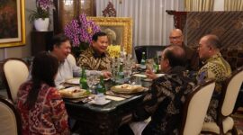 Menteri Pertahanan yang juga presiden terpilih 2024-2029 Prabowo Subianto berkeliling mengunjungi sahabat dan kerabat. (Dok. Tim Media Prabowo)