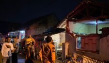 Sejumlah bangunan tampak rusak akibat gempa berkekuatan M6,2 di Kabupaten Garut, pada Sabtu (27/4) malam. Dok. BPBD Kota Tasikmalaya)  