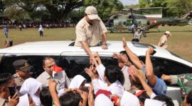Menteri Pertahanan (Menhan) RI Prabowo Subianto meninjau pemasangan bantuan pipa air bersih. (Dok. Tim Media Prabowo)