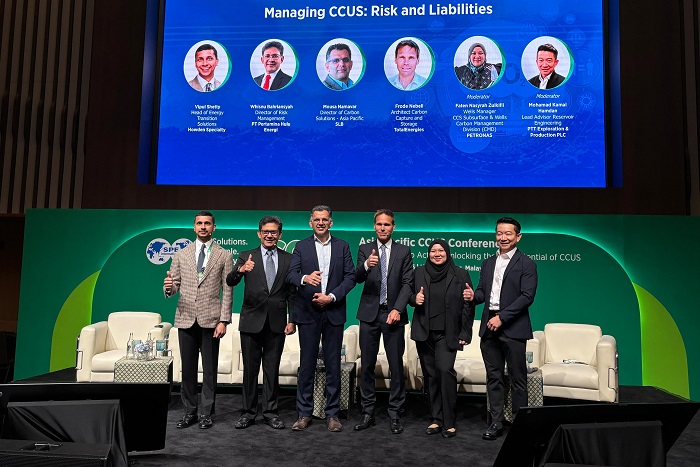 Direktur Manajemen Risiko PHE, Whisnu Bahriansyah, memaparkan strategi CCS/CCUS di Asia Pacific CCUS Conference 2025, Kuala Lumpur. (Dok. PT Pertamina Hulu Energi)